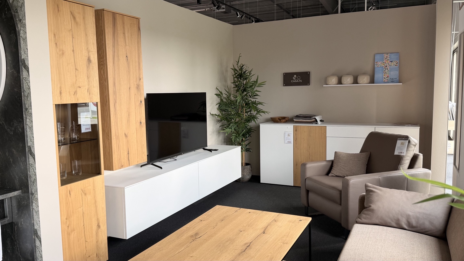Wohnmöbel mit Holzfronten und Polstermöbeln