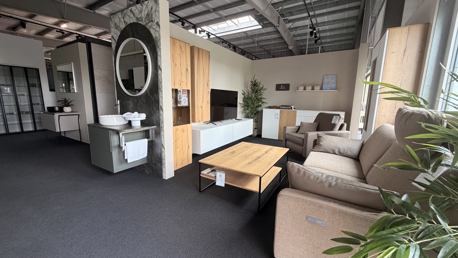 Wohnmöbel, Holzoberflächen und Badgestaltung im Showroom